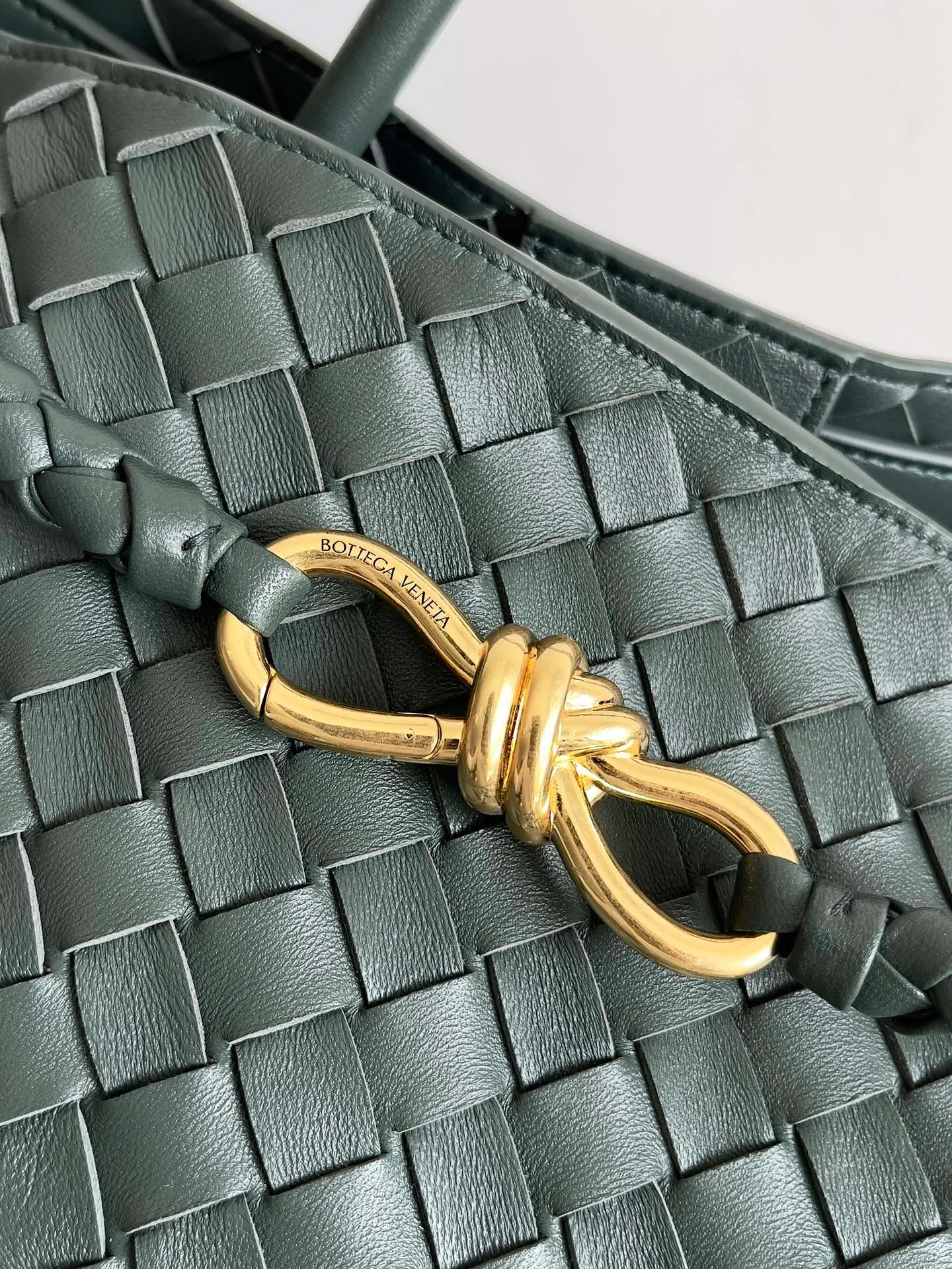 Batch 3760 Recently, the same style of bag that celebrities love is both high-end and practical. Michelle Yeoh, Kim Namjoon, Jing Boran, Tong Liya, Sun Qian, Wu Qianyu, Du Juan, Ma Yili and Bai Baihe are all carrying Bottega Veneta summer series Andiamo handbags. Andiamo has a simple structure and rounded lines. The whole piece is made of Nappa leather. It is comfortable, soft and dynamic. It adds interest to daily life and can be easily matched with various styles. Andiamo handbags are available in three sizes: small, medium and large. There are many colors to choose from, which can meet different needs. You can really carry it whether it is daily or attending events. Style number: 743575 Size: 45*22*34 including handle height 44cm